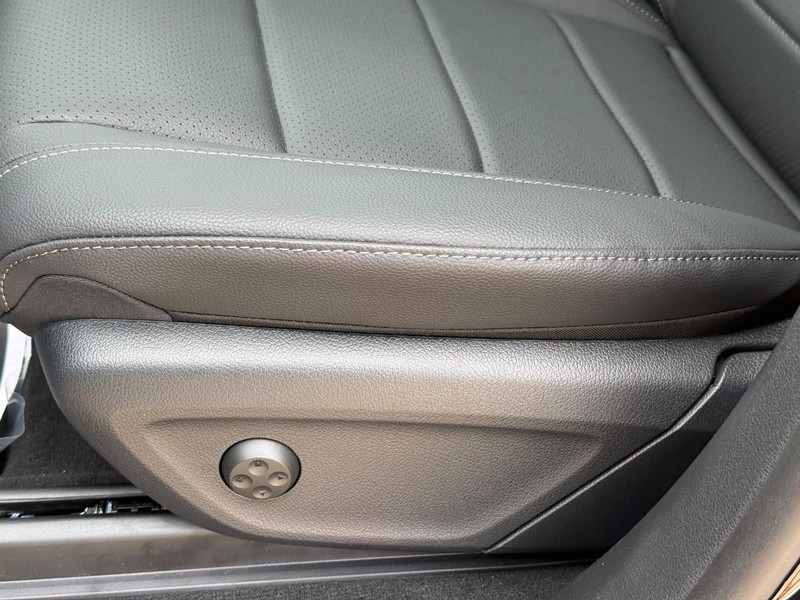 Mercedes-Benz GLE Vehicle Full-screen Gallery Image 16