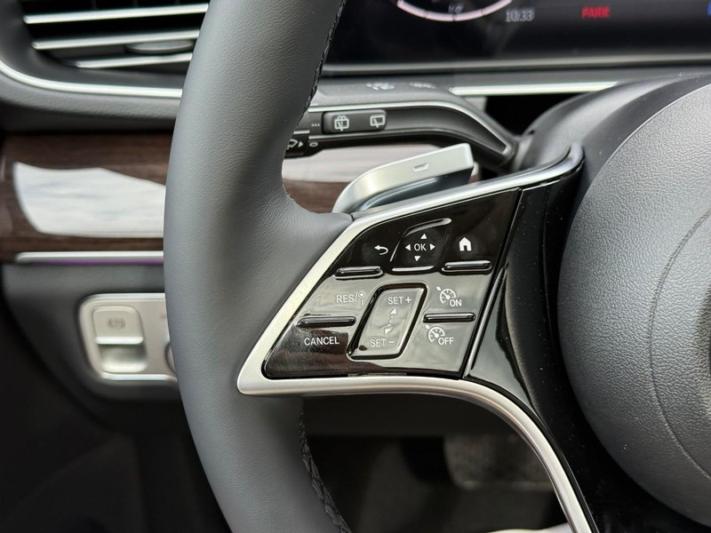 Mercedes-Benz GLE Vehicle Full-screen Gallery Image 17