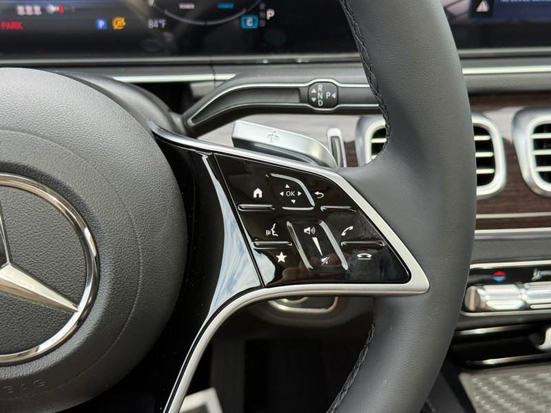 Mercedes-Benz GLE Vehicle Full-screen Gallery Image 18