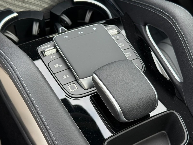 Mercedes-Benz GLE Vehicle Full-screen Gallery Image 19