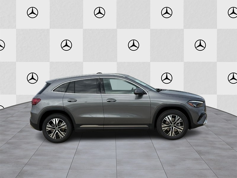 Mercedes-Benz GLA Vehicle Full-screen Gallery Image 2