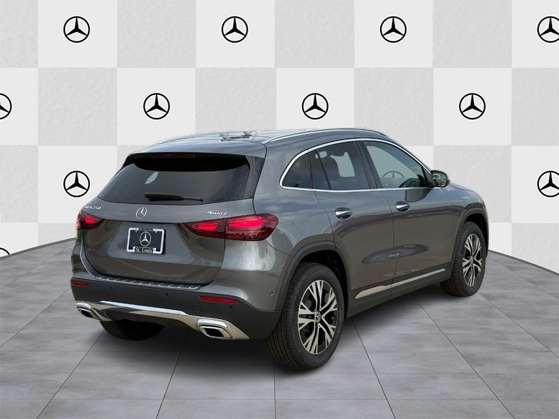 Mercedes-Benz GLA Vehicle Full-screen Gallery Image 3
