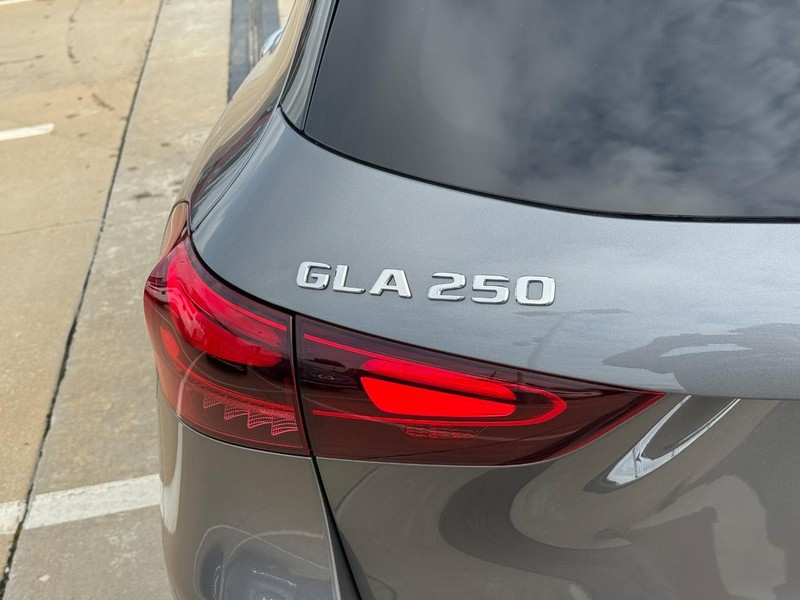 Mercedes-Benz GLA Vehicle Full-screen Gallery Image 4
