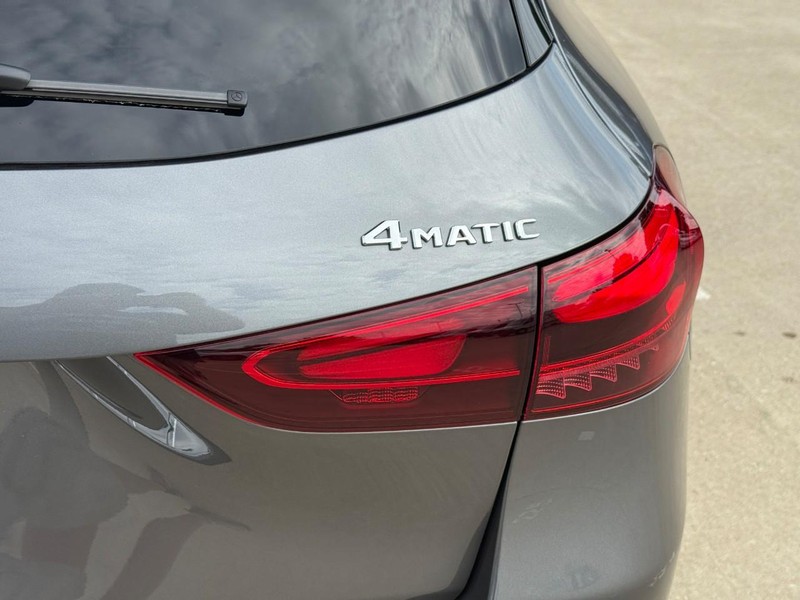 Mercedes-Benz GLA Vehicle Full-screen Gallery Image 5