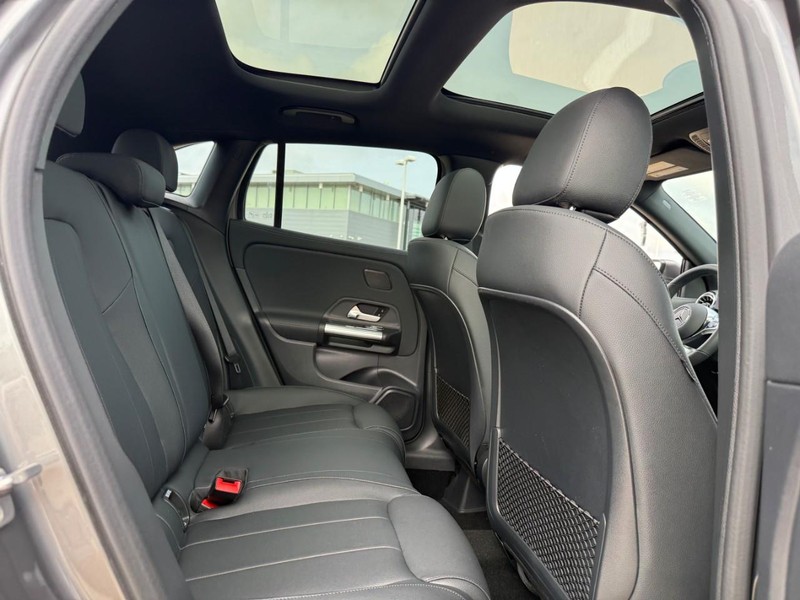 Mercedes-Benz GLA Vehicle Full-screen Gallery Image 7