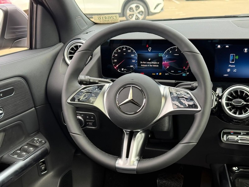 Mercedes-Benz GLA Vehicle Full-screen Gallery Image 8