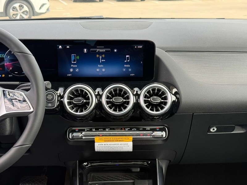 Mercedes-Benz GLA Vehicle Full-screen Gallery Image 9