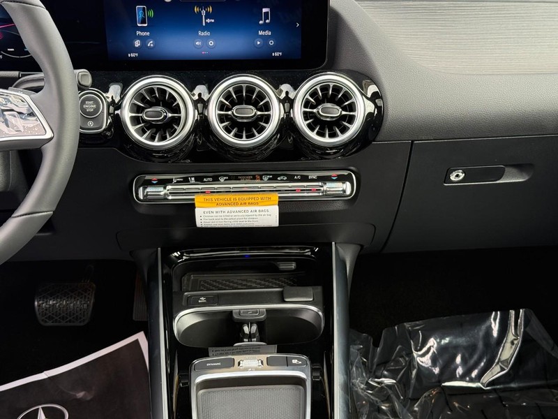 Mercedes-Benz GLA Vehicle Full-screen Gallery Image 10