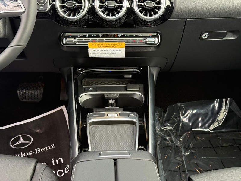 Mercedes-Benz GLA Vehicle Full-screen Gallery Image 11