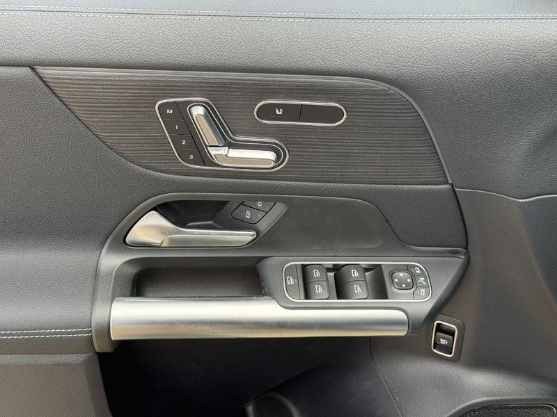 Mercedes-Benz GLA Vehicle Full-screen Gallery Image 12