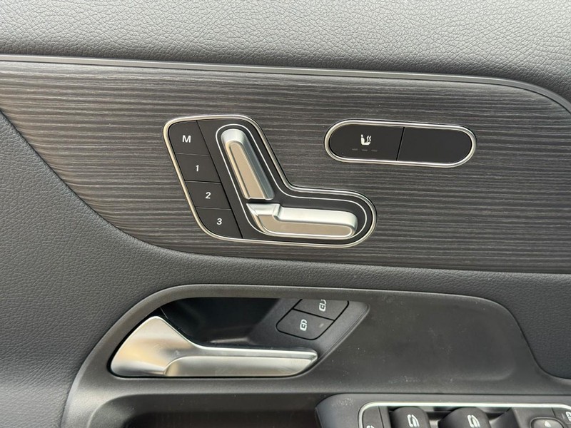 Mercedes-Benz GLA Vehicle Full-screen Gallery Image 13