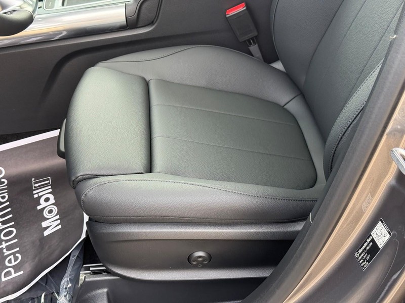 Mercedes-Benz GLA Vehicle Full-screen Gallery Image 14