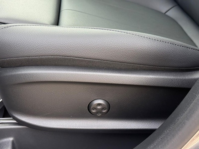 Mercedes-Benz GLA Vehicle Full-screen Gallery Image 15