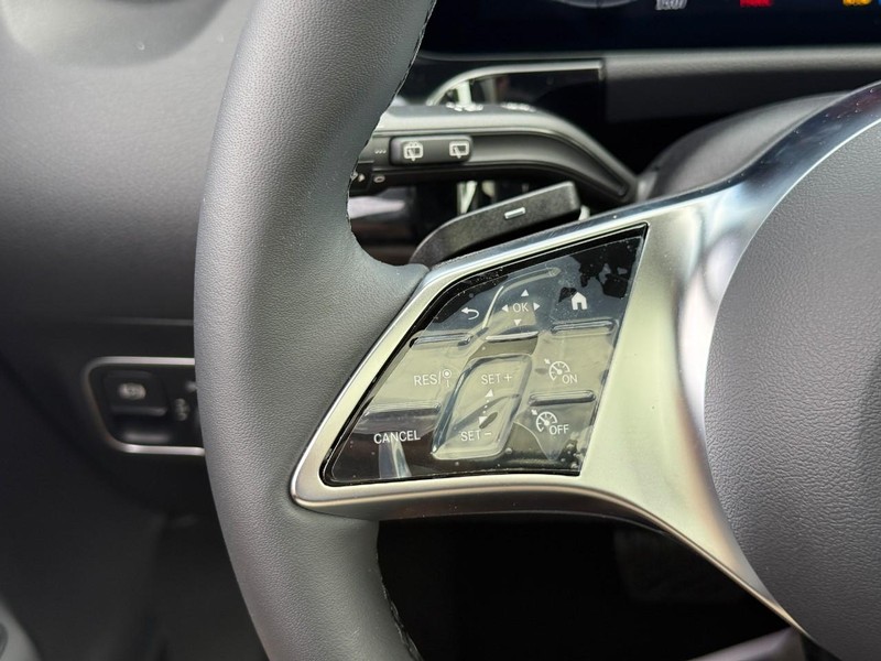 Mercedes-Benz GLA Vehicle Full-screen Gallery Image 16