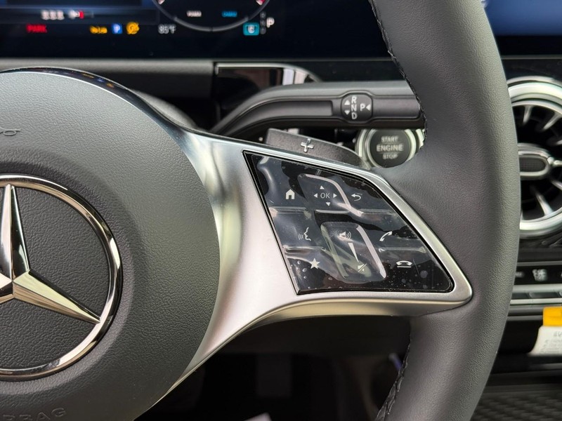 Mercedes-Benz GLA Vehicle Full-screen Gallery Image 17