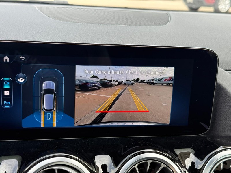 Mercedes-Benz GLA Vehicle Full-screen Gallery Image 18