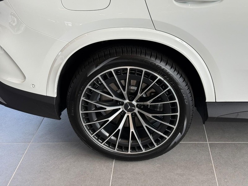 Mercedes-Benz GLC Vehicle Full-screen Gallery Image 5