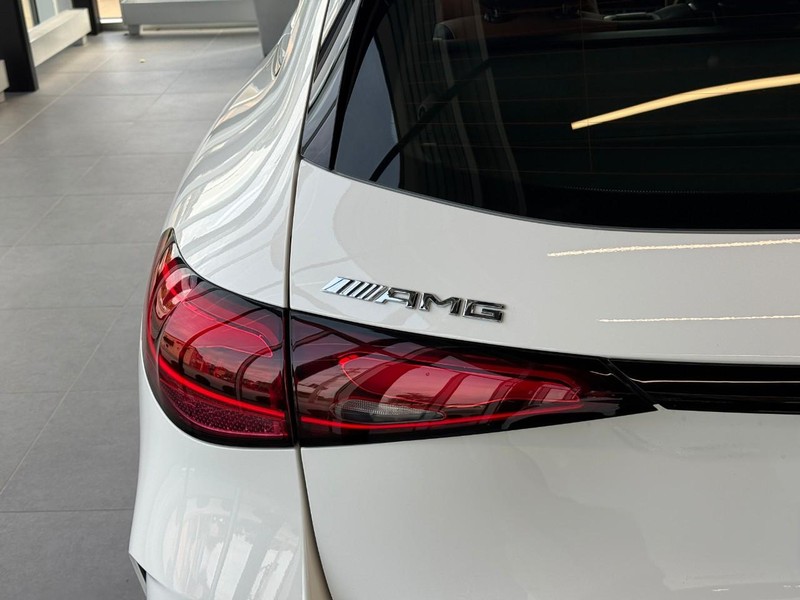 Mercedes-Benz GLC Vehicle Full-screen Gallery Image 6