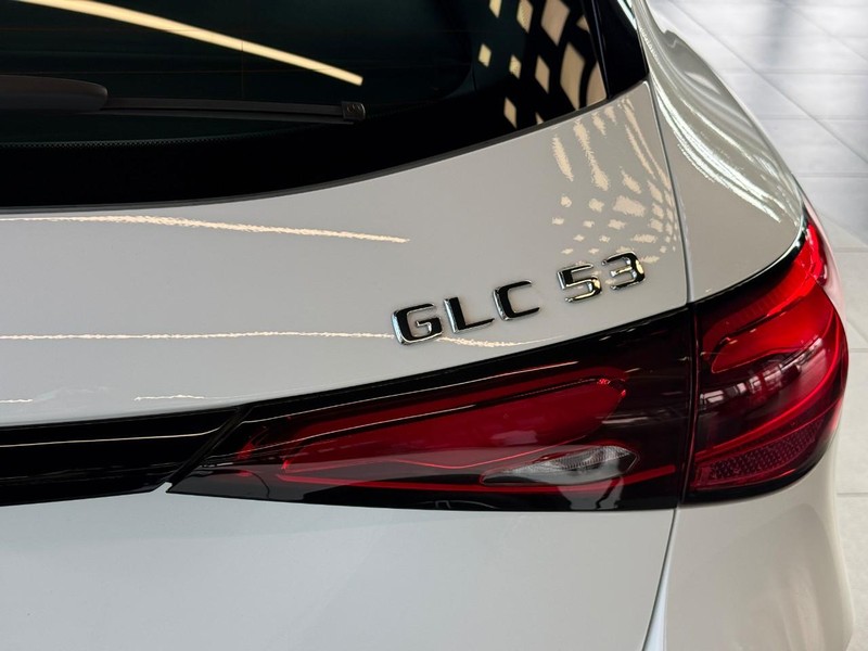 Mercedes-Benz GLC Vehicle Full-screen Gallery Image 7