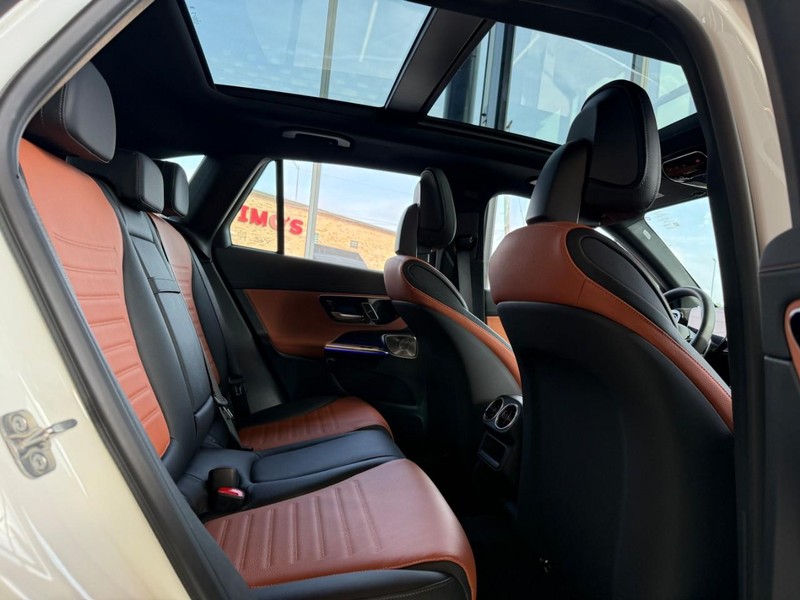Mercedes-Benz GLC Vehicle Full-screen Gallery Image 9