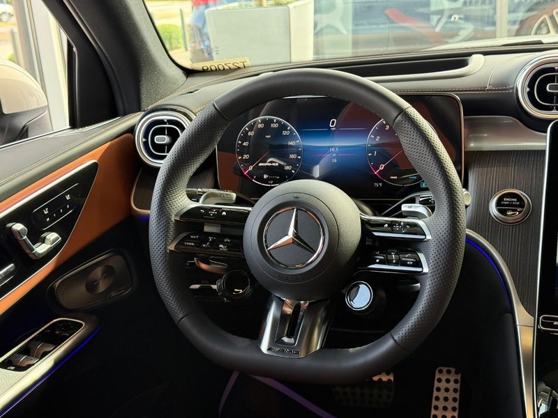 Mercedes-Benz GLC Vehicle Full-screen Gallery Image 11
