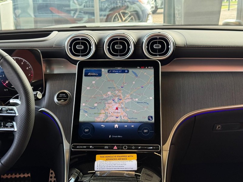 Mercedes-Benz GLC Vehicle Full-screen Gallery Image 12