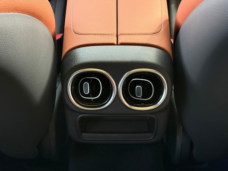 Mercedes-Benz GLC Vehicle Full-screen Gallery Image 14