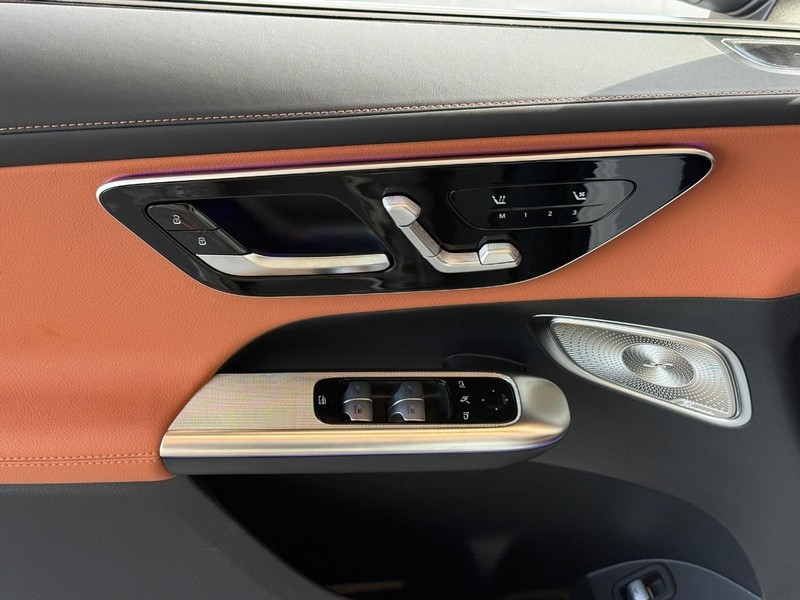 Mercedes-Benz GLC Vehicle Full-screen Gallery Image 15
