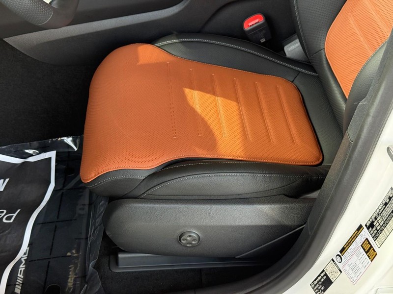 Mercedes-Benz GLC Vehicle Full-screen Gallery Image 17