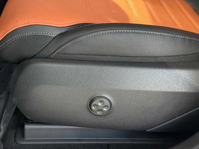 Mercedes-Benz GLC Vehicle Full-screen Gallery Image 18