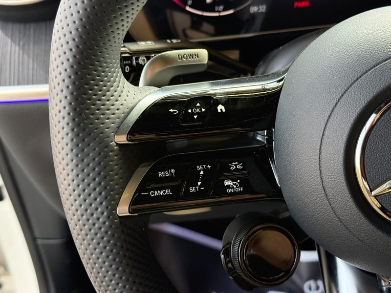 Mercedes-Benz GLC Vehicle Full-screen Gallery Image 19