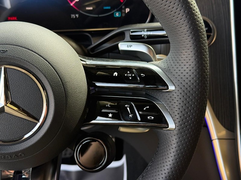Mercedes-Benz GLC Vehicle Full-screen Gallery Image 20