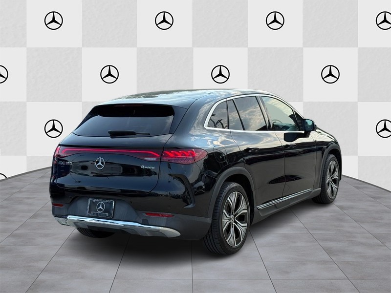 Mercedes-Benz EQE Vehicle Full-screen Gallery Image 3