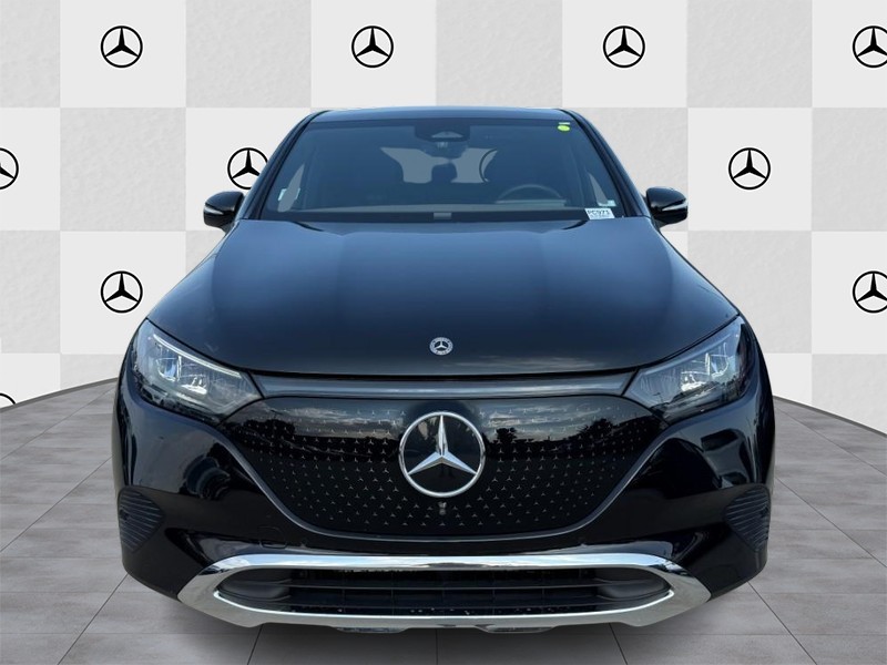 Mercedes-Benz EQE Vehicle Full-screen Gallery Image 6