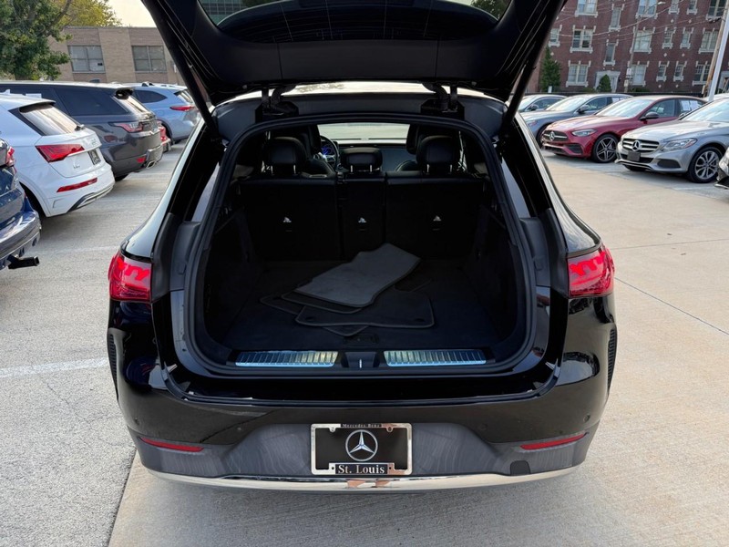 Mercedes-Benz EQE Vehicle Full-screen Gallery Image 8