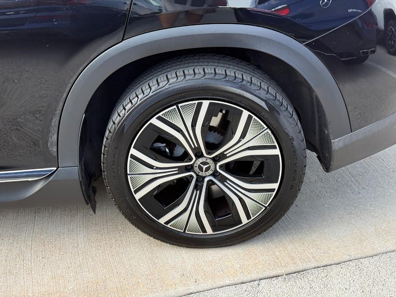 Mercedes-Benz EQE Vehicle Full-screen Gallery Image 9