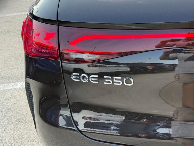 Mercedes-Benz EQE Vehicle Full-screen Gallery Image 10