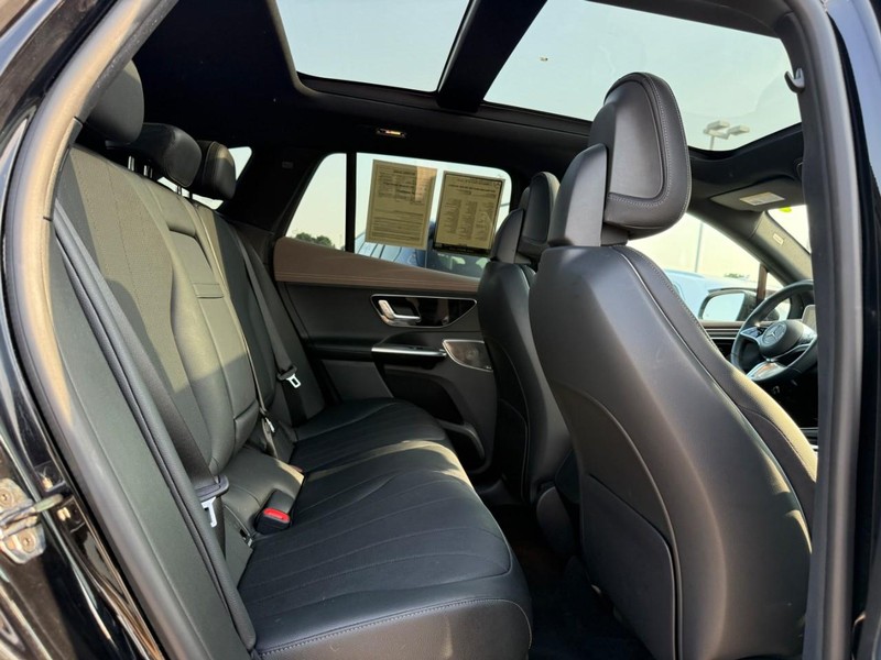Mercedes-Benz EQE Vehicle Full-screen Gallery Image 12