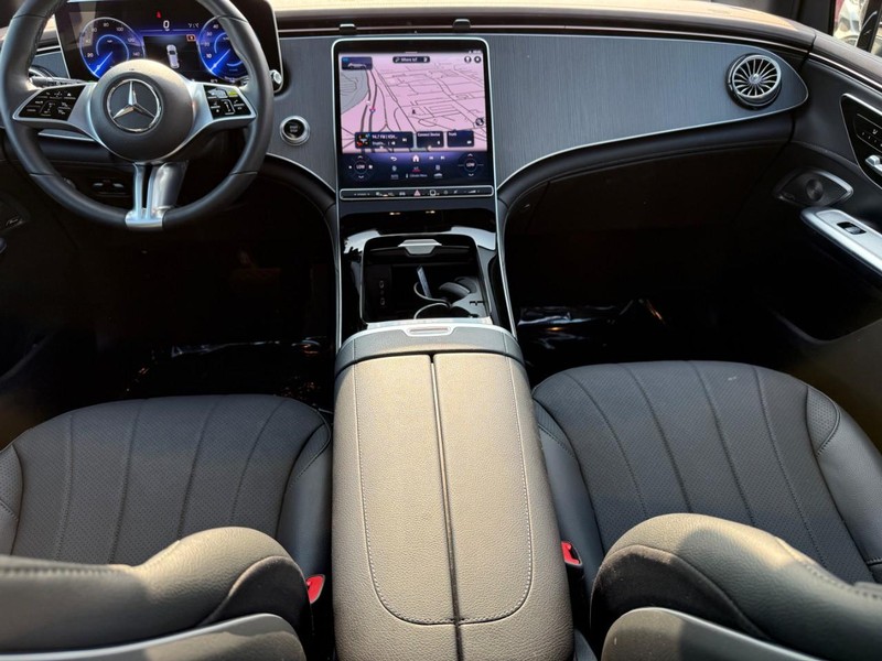 Mercedes-Benz EQE Vehicle Full-screen Gallery Image 13