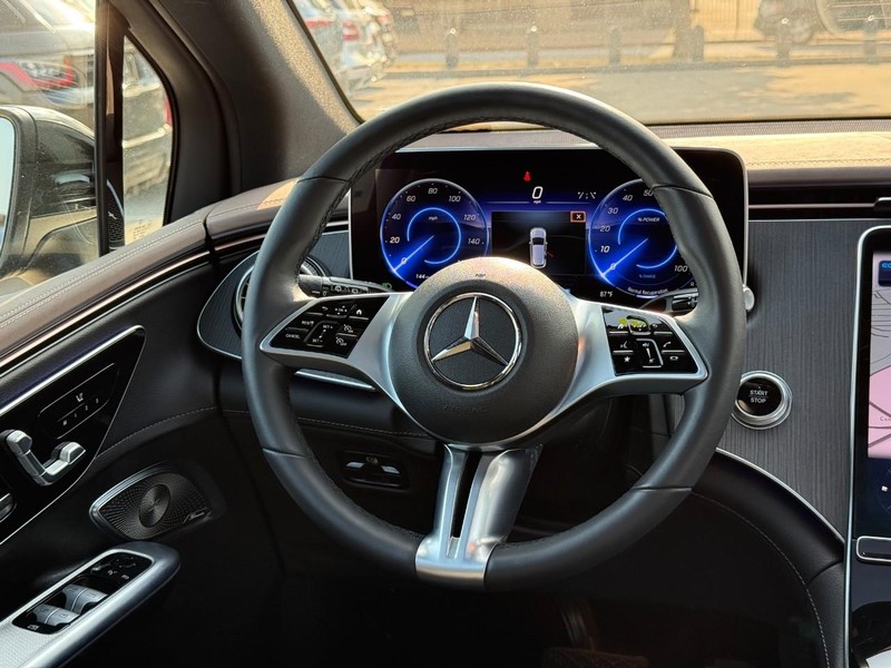 Mercedes-Benz EQE Vehicle Full-screen Gallery Image 14