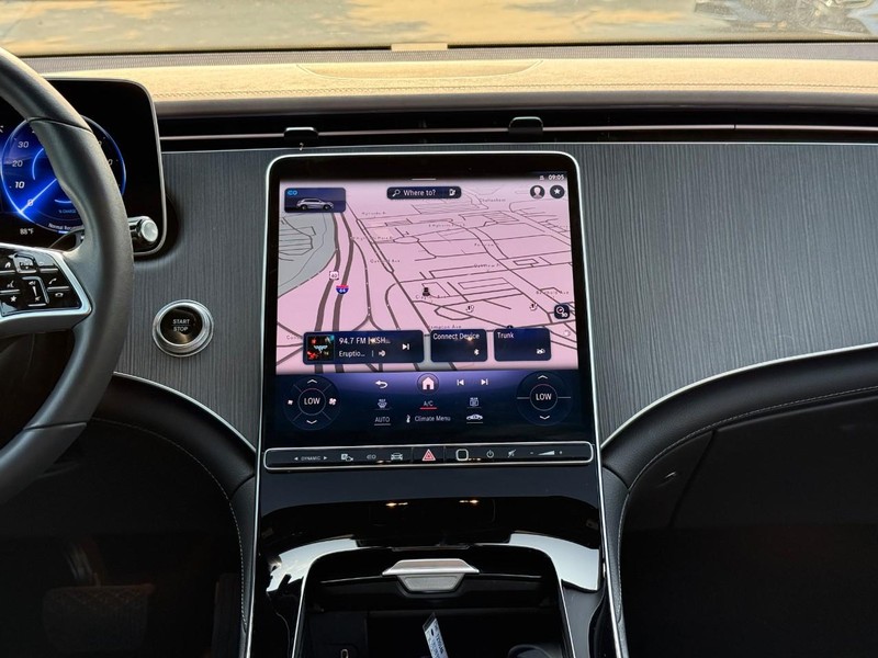 Mercedes-Benz EQE Vehicle Full-screen Gallery Image 15