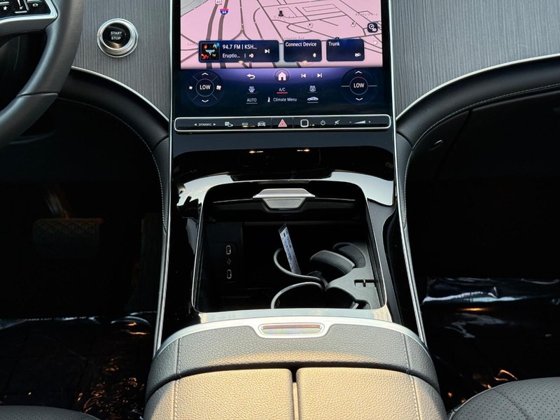 Mercedes-Benz EQE Vehicle Full-screen Gallery Image 16