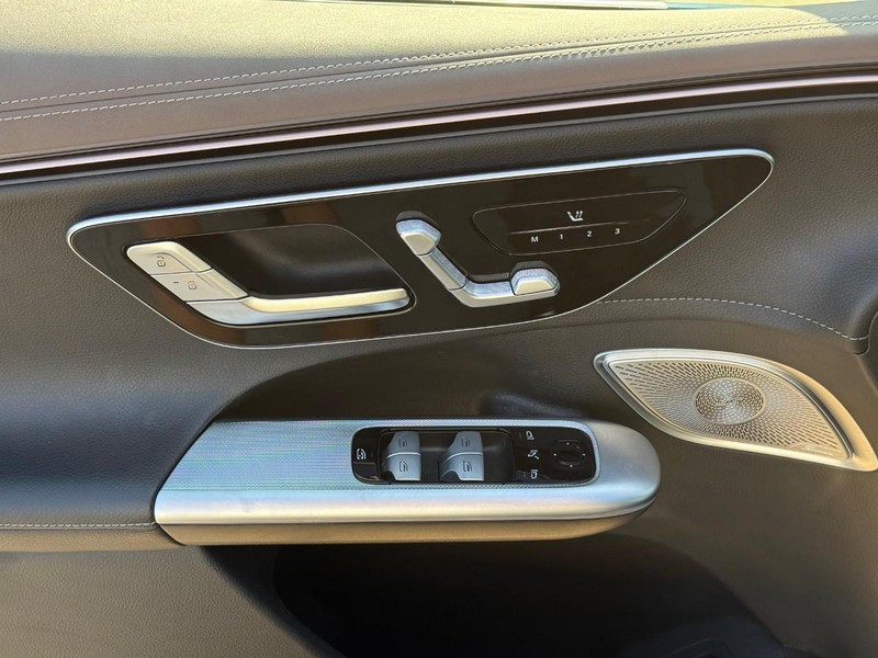 Mercedes-Benz EQE Vehicle Full-screen Gallery Image 17