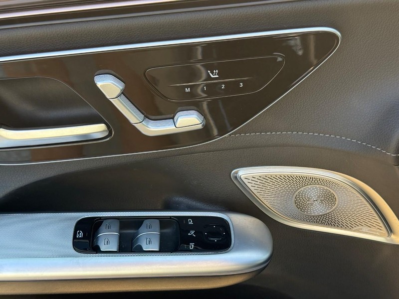 Mercedes-Benz EQE Vehicle Full-screen Gallery Image 18