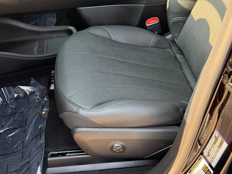 Mercedes-Benz EQE Vehicle Full-screen Gallery Image 19