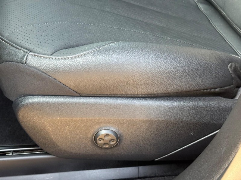 Mercedes-Benz EQE Vehicle Full-screen Gallery Image 20