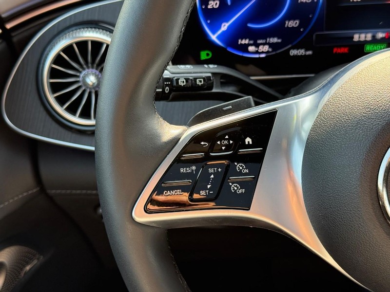 Mercedes-Benz EQE Vehicle Full-screen Gallery Image 21