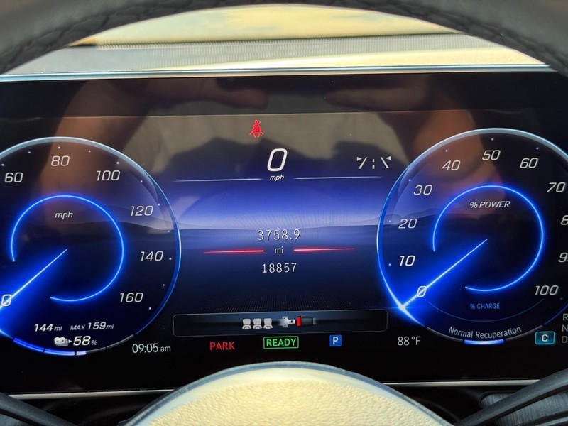 Mercedes-Benz EQE Vehicle Full-screen Gallery Image 23
