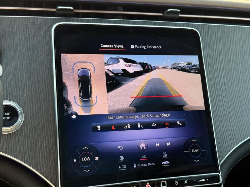 Mercedes-Benz EQE Vehicle Full-screen Gallery Image 24