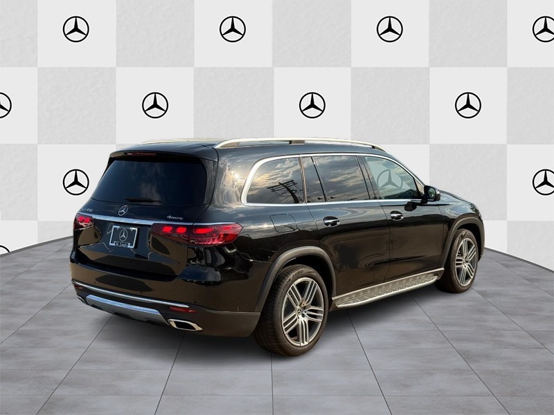 Mercedes-Benz GLS Vehicle Full-screen Gallery Image 3